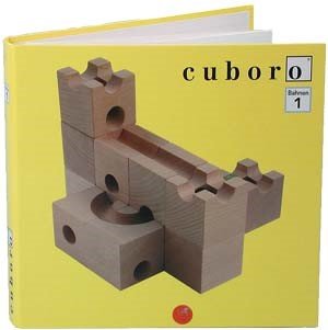 Publikacja z łamigłówkami przestrzennymi Cuboro 1 – otwarta broszura z kulodromem na okładce